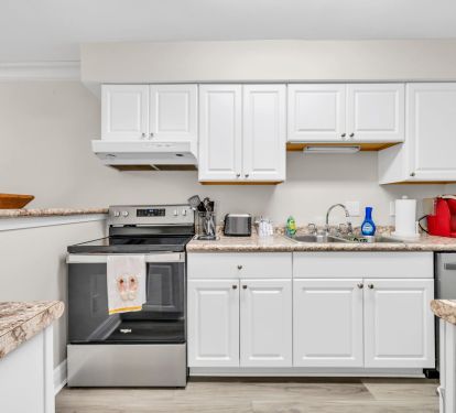 Full kitchen with everything you need for preparing meals!