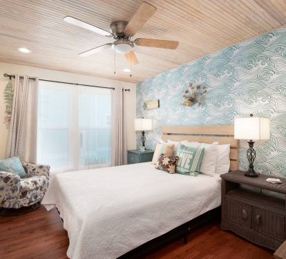 Upstairs BR wtih queen bed and ensuite bath.