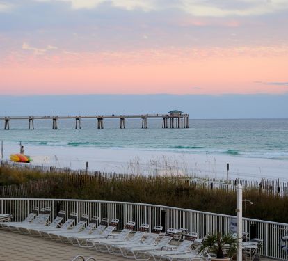 Walking distance to Okaloosa Island Fishing Pier and Boardwalk