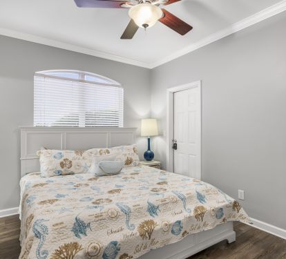 Master Bedroom King bed with en suite bathroom
