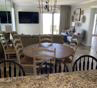 Breakfast and Living Area