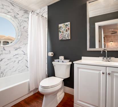 Ensuite bath with tub/shower combo.