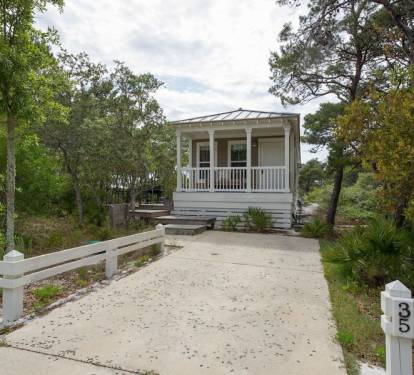 Parking for 2-3 cars at Bella Natura, Quiet Cul-de-Sac - 6 minute walk to beach