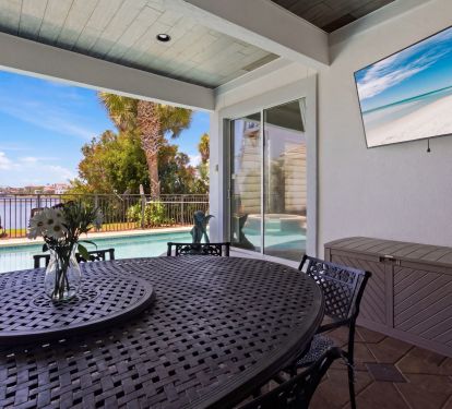 Nice poolside dining and smart TV