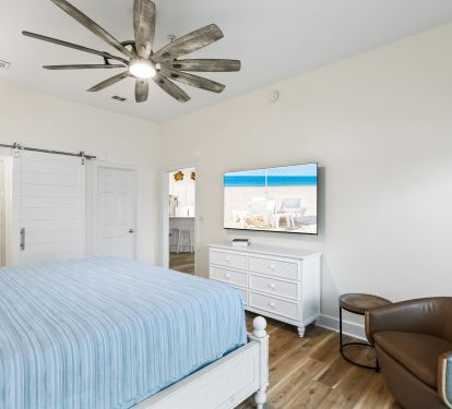 Master King Bedroom with ensuite and Smart Tv