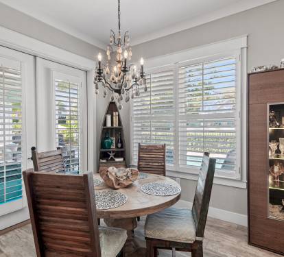 Breakfast nook area overlooking pool