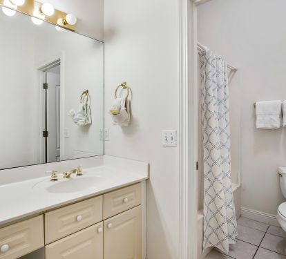 Bath off King guest BR