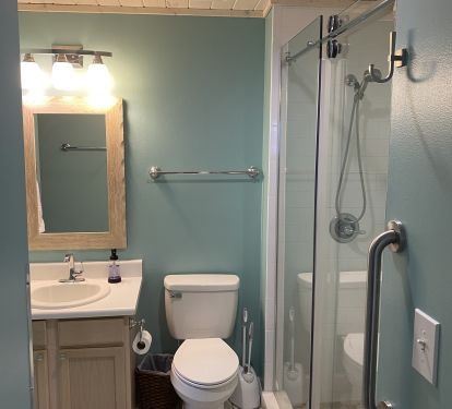 Master Bathroom with entrance from Master Bedroom and Main Hallway