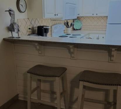 Snackbar facing into kitchen