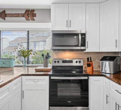 Full kitchen with ice maker 
