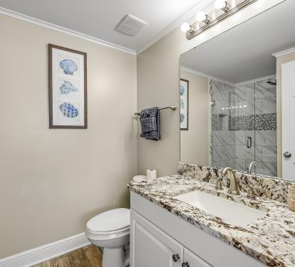 Full bath in 2nd Master Bedroom