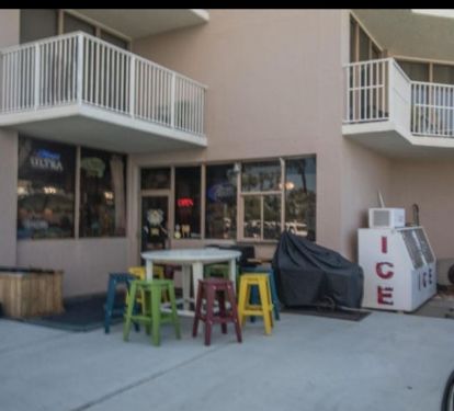 Sting Rays deli, snacks, drinks &amp; gifts/supplies - Bldg E by another pool