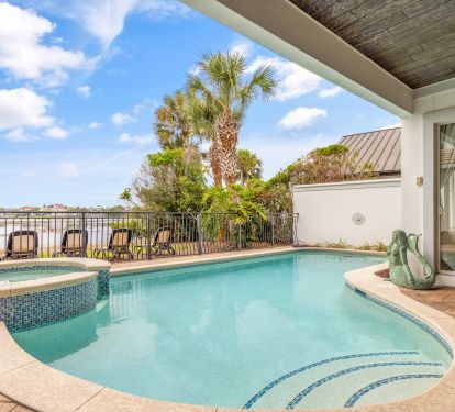 Relaxing Private Pool with Hot Tub