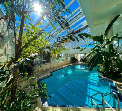 Heated Indoor Pool/Hot Tub &amp; Sun Room. 