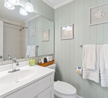 King bedroom's en suite. Shower/tub combo. 