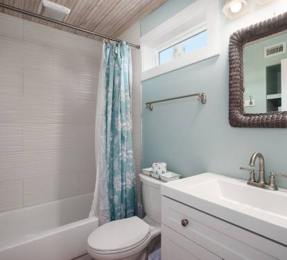 Ensuite bath wtih tub/shower combo.
