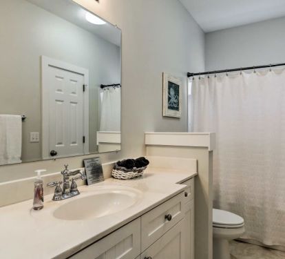 Downstair Bathroom with Tub/Shower