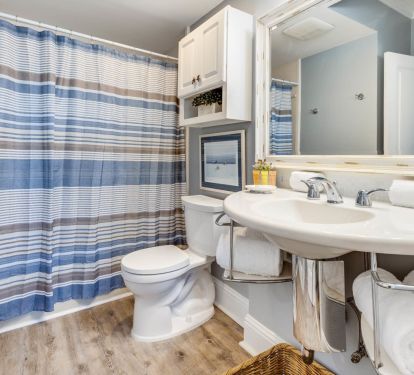 Hall guest bath (tub/shower)