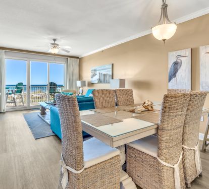 Seating at dining table for 6 with 4 additional seats at the Breakfast Bar