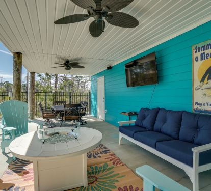 Enjoy your day or night by the pool, hot tub or fire. Watch TV/listen to music.