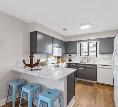 Kitchen with seating for 3 at breakfast bar 