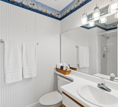 Queen bedroom's en suite with shower