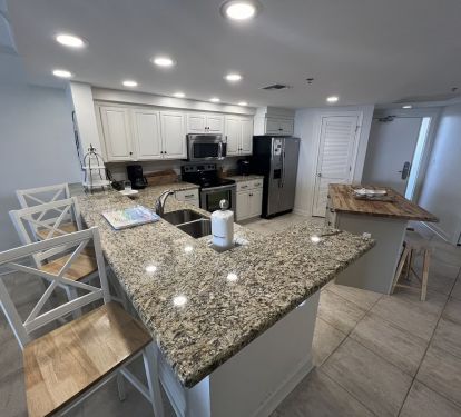 Granite Counter Top Kitchen with Bar Seating