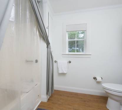 Spacious bathroom with tub/shower combination