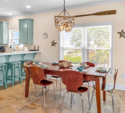Dining room seating for 6 with additional bar seating for 3