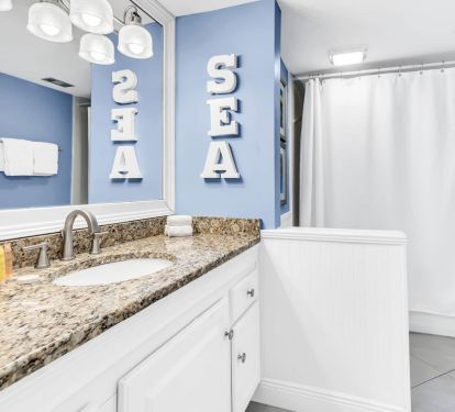 Guest bath en suite with tub/shower