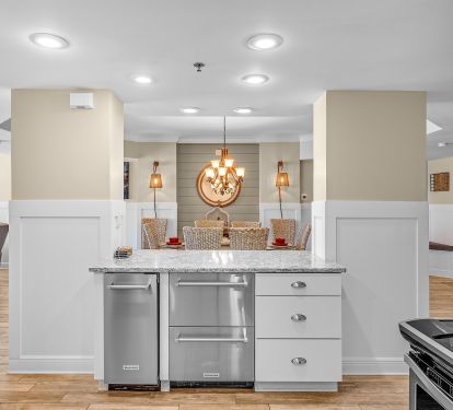 Kitchen has an ice maker and a 2 refrigerator drawers .