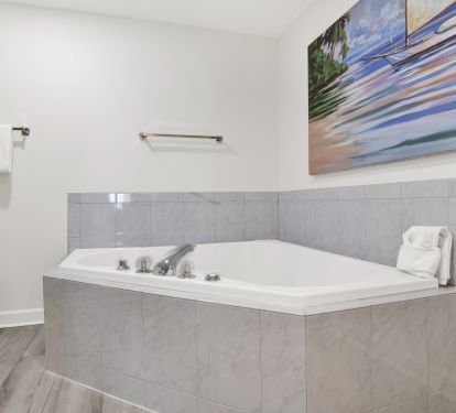 Jetted tub in the primary suite bathroom