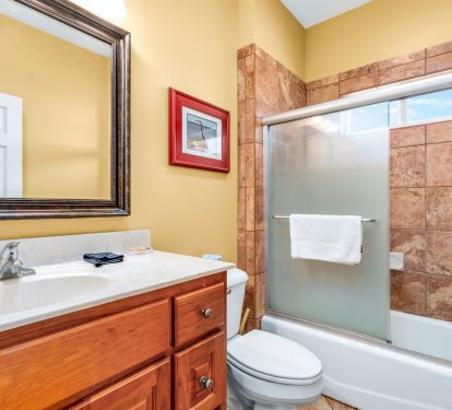 Hall Bathroom for guest and twin bedroom