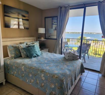 Queen bed with view in Main bedroom