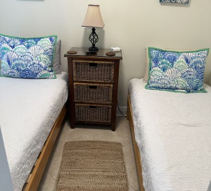 Twin bedroom 