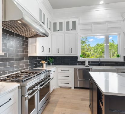 Double oven, two sinks, ice maker, the list goes on!