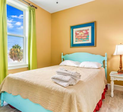 Queen bedroom facing the bay