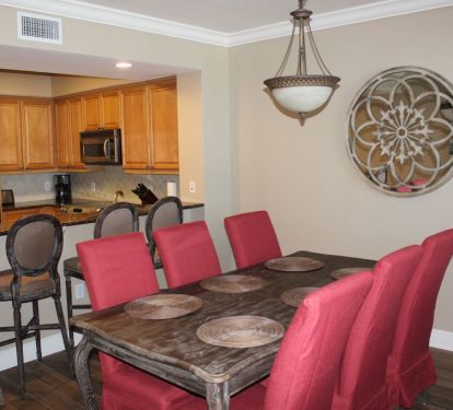Dining area with seating for 6