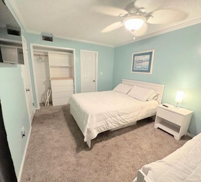 Bunkroom with Queen bed