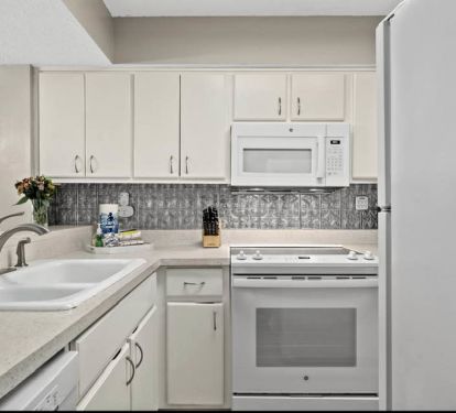 Fully furnished kitchen.