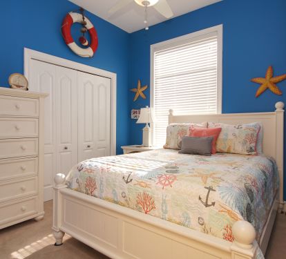 Guest bedroom with queen size bed