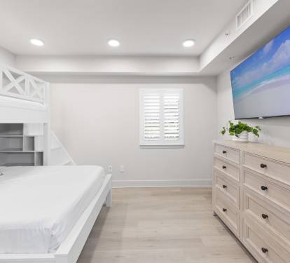 Bunk Bedroom with queen bed and twin size bunk. 50 inch streaming TV