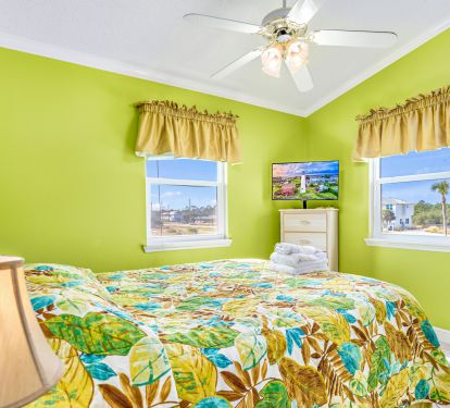 Queen Bedroom Facing the Pool