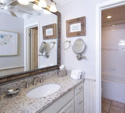 Beautiful en suite bathroom with jacuzzi tub!