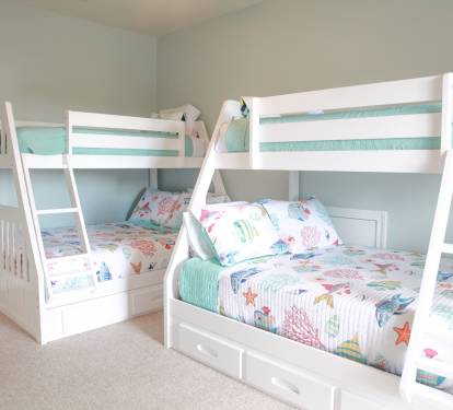 Double beds on bottom/twin beds on top