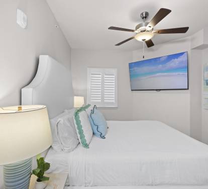 Guest bedroom with Queen bed and 50 inch streaming TV