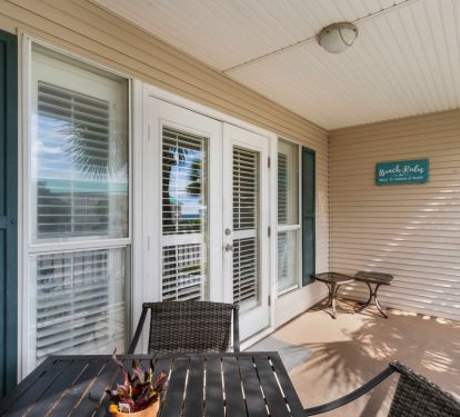 Large Balcony with Table and 4 chairs