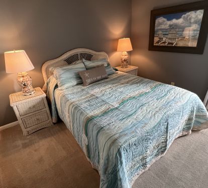 Guest bedroom with Queen bed