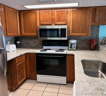 Fully equipped kitchen with Breakfast Bar Seating