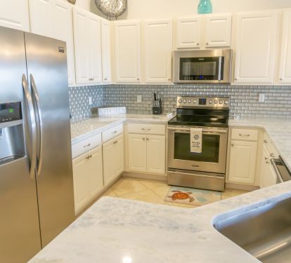 Spacious Kitchen with Breakfast Bar, Keurig, Under Counter Ice Maker